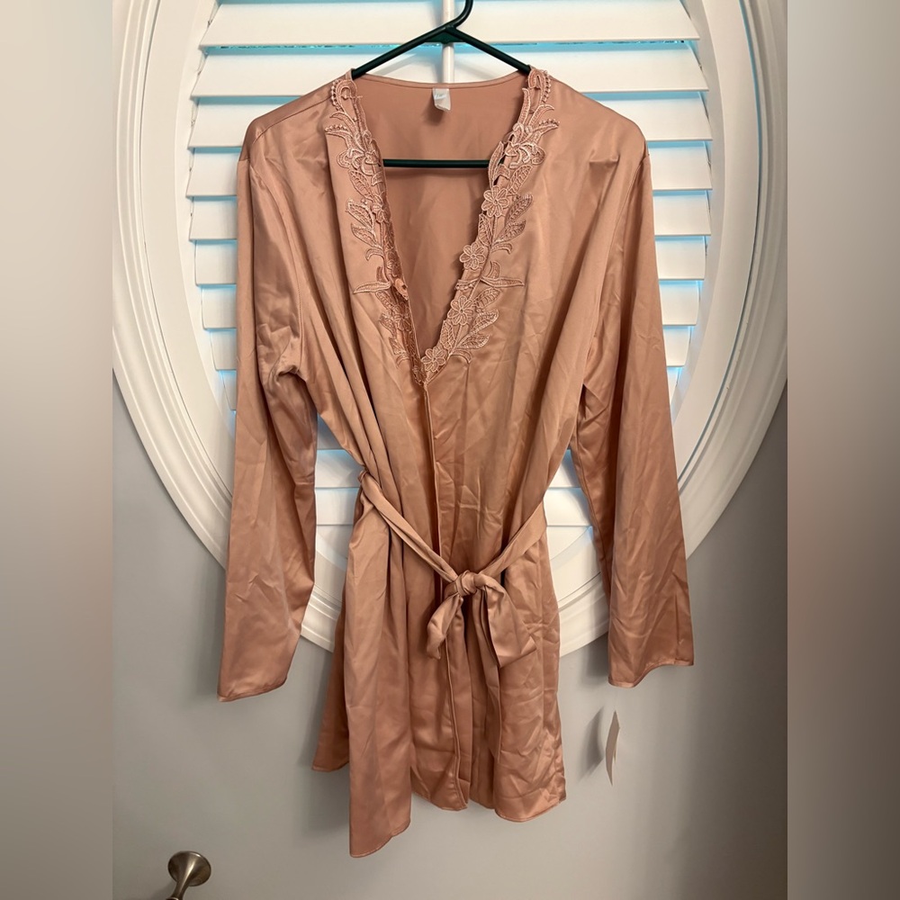 NWT Flora Nikrooz Blush Pink Satin Wrap Short Robe Women Size L/XL Sleep